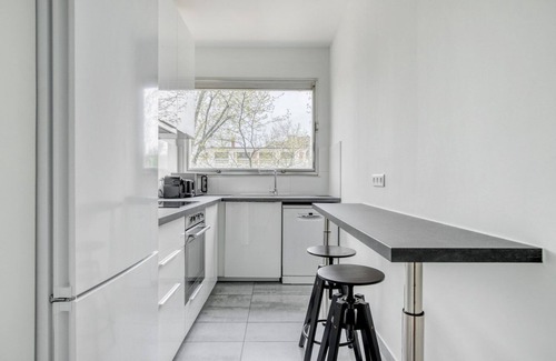 Neuilly-sur-Seine Apartment | Blueground | Neuilly Sur Seine, nr La Défense