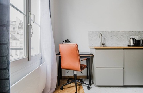 Notre Dame Apartment | Blueground | Odéon, washer, nr Notre-Dame