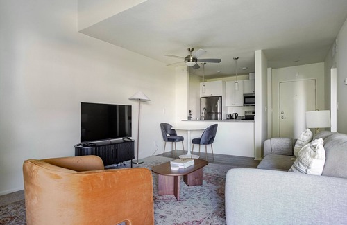 Pasadena Apartment | Blueground | Pasadena, pool, nr Pasadena City Hall
