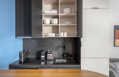 Porte-Dauphine Apartment | Blueground | Porte Dauphine, near shops & food