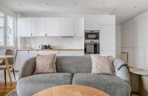 Quartier de l'Ecole-Militaire Apartment | Blueground | Sèvres-Lecourbe, nr eiffel tower
