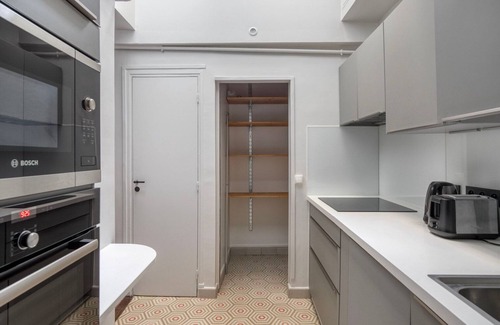 Saint-Thomas-d'Aquin Apartment | Blueground | Saint Germain des Pré, nr Seine