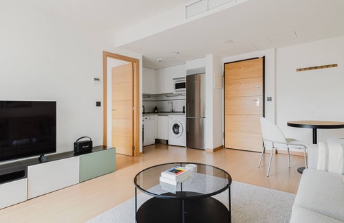 Hortaleza Apartment | Blueground | Sanchinarro, pool & gym, nr green