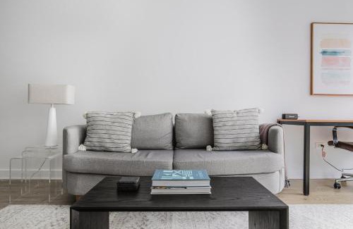 Downtown Chicago Apartment | Blueground The Loop pool AC nr park CHI-1188