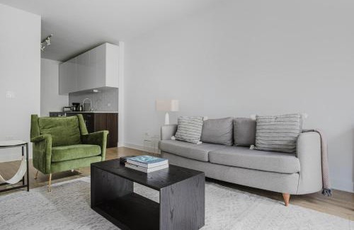 Downtown Chicago Apartment | Blueground The Loop pool AC nr park CHI-1188