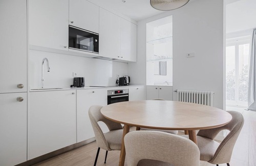 Trafalgar Apartment | Blueground | Trafalgar, AC & w/d, nr Olavide
