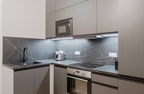Vinohrady Apartment | Blueground | Vinohrady, balcony, luxury area (PRG-32)