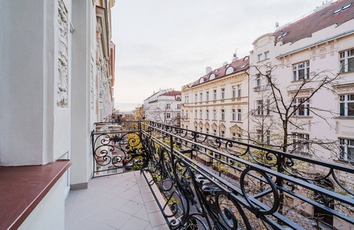 Vinohrady Apartment | Blueground | Vinohrady, balcony, luxury area (PRG-32)