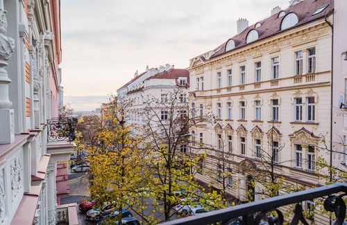 Vinohrady Apartment | Blueground | Vinohrady, balcony, luxury area (PRG-32)
