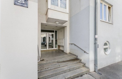 Gersthof Apartment | Blueground | Währing, balcony, nr Türkenschanzpark