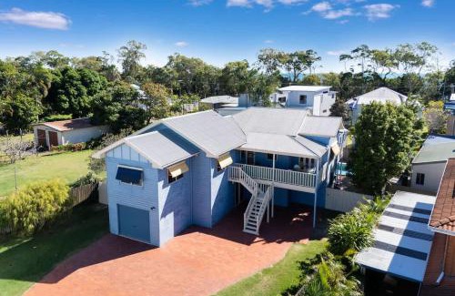 Urangan House | Bluewater Beach Retreat - 5BD Pool Walk to Beach