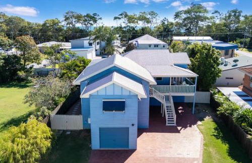 Urangan House | Bluewater Beach Retreat - 5BD Pool Walk to Beach