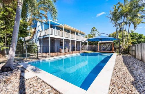 Urangan House | Bluewater Beach Retreat - 5BD Pool Walk to Beach