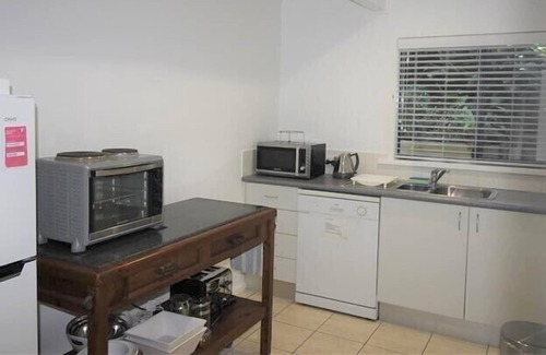 Blueys Beach House | Blueys Cottage - Linen Supplied - Blueys Beach