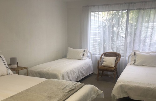 Blueys Beach House | Blueys Cottage - Linen Supplied - Blueys Beach