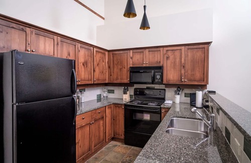 Nordic Estates Ski Chalet | BLUFFS 6 | 3 Bed 2 Bath Townhouse | Ski-In/Out | Breathtaking Views | Hot Tub