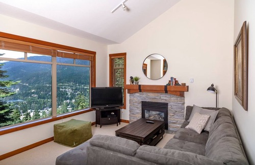 Nordic Estates Ski Chalet | BLUFFS 6 | 3 Bed 2 Bath Townhouse | Ski-In/Out | Breathtaking Views | Hot Tub