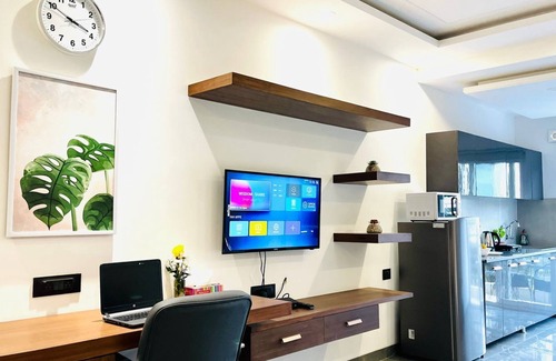 DLF Phase 3 Hotel | BluO Studio2 DLF CyberCity - Balcony, Gym TT, Lift