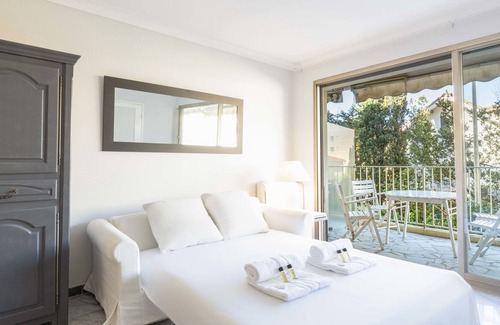 Cap-d'Antibes Apartment | BNB RENTING chez J-P - 100m beach 2-4pers terrace sea view pool garage