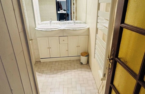 Les Iles Apartment | BnBNook - Stylish 2BR - Ile St-Louis - Notre-Dame
