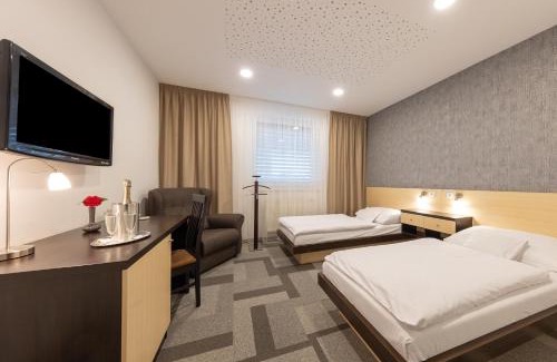 Nove Mesto Hotel | BNC Hotel - Restaurant - Bowling