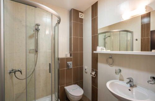 Nove Mesto Hotel | BNC Hotel - Restaurant - Bowling