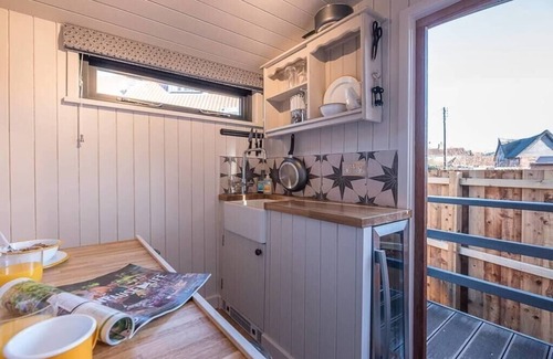 Thorpeness Apartment | Bo Peep Shepherds Hut, Thorpeness