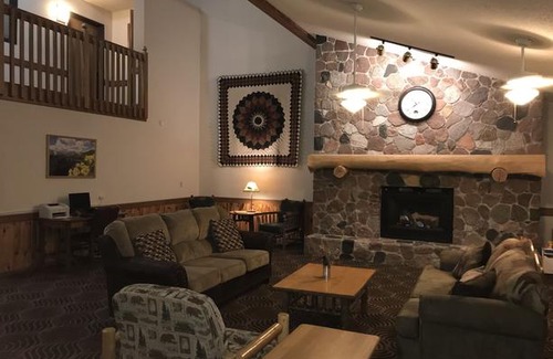 Wautoma Hotel | Boarders Inn and Suites by Cobblestone Hotels Wautoma