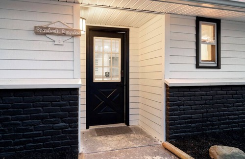 Sylvan Beach Apartment | `Boardwalk Bungalow`-2 Beds, 1min walk to Beach!