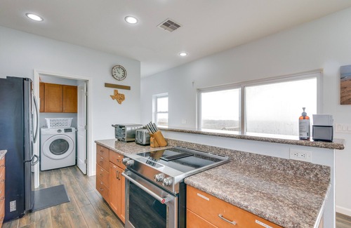 Freeport Cottage | Boardwalk to Beach: Ocean-view Surfside Home!