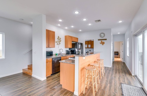 Freeport Cottage | Boardwalk to Beach: Ocean-view Surfside Home!