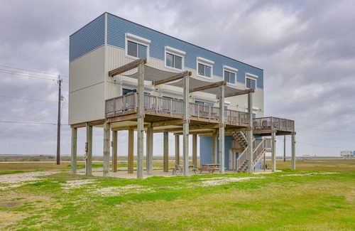 Freeport Cottage | Boardwalk to Beach: Ocean-view Surfside Home!