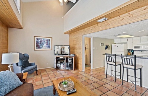 Oatmeal Condo | Boat slip & ramp swimming pool, hot tub LakeTravis