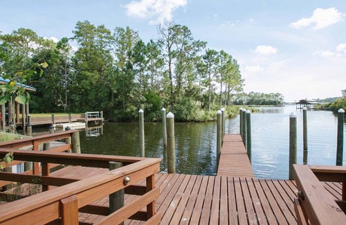 Elberta House | Boaters dream, Private Pier-space for 2 boats & free parking, Pet friendly