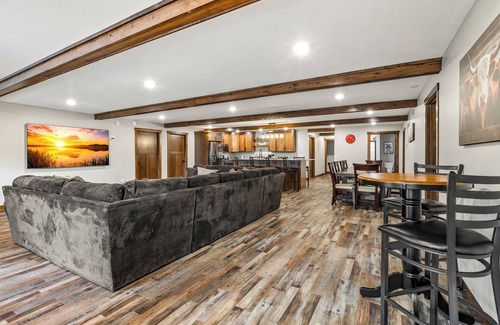Birchwood House | Bobcat Lodging, Up to 30 Guests, Perfect for Large Gatherings & Celebrations!