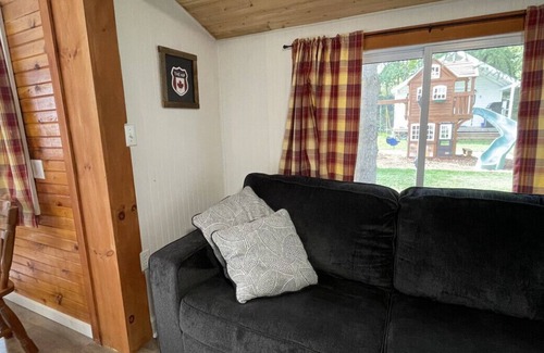Bobcaygeon Cabin | Bobcaygeon Resort - Cottage #2 (Sleeps 6)