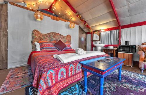 Fredericksburg House | Bohemian Cabin: Hot-tub, Serene Retreat, Pet-Friendly, 10-Mins to Downtown!