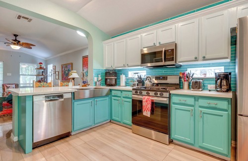 Kyle Cottage | Boho-chic Retreat w/Yard, 22 Mi to Dtwn Austin!