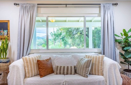 Oakhurst Cottage | Boho Chic style 3-Bedroom cottage near Yosemite, with Firepit/BBQ Grill