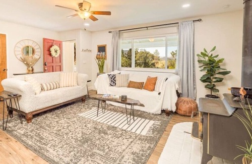 Oakhurst Cottage | Boho Chic style 3-Bedroom cottage near Yosemite, with Firepit/BBQ Grill