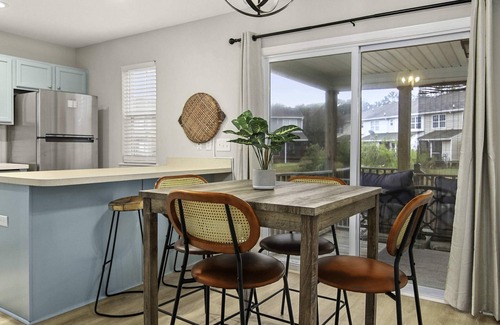 Charleston House | Boho SoCo- 8 mins to Credit One, 20 mins to DTWN