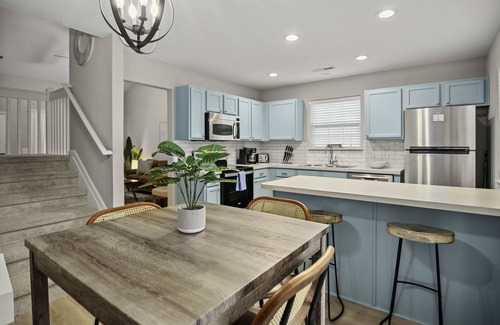 Charleston House | Boho SoCo- 8 mins to Credit One, 20 mins to DTWN
