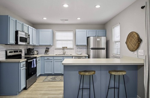 Charleston House | Boho SoCo- 8 mins to Credit One, 20 mins to DTWN
