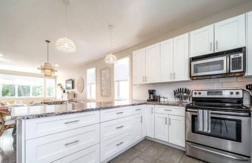 North Central Edmonton House | BoHo Vibes - Patio & BBQ - King Bed - Garage Parkingn