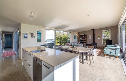 Surfdale House | Bonnie Doon l Be My Guest Waiheke