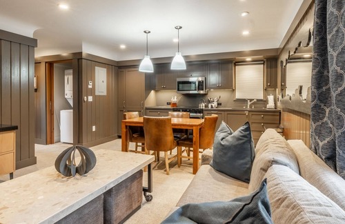 Homewood Cottage | Book For Fall! Romantic Cottage near Beach and Homewood Mountain Resort