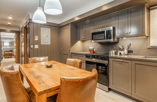 Homewood Cottage | Book For Fall! Romantic Cottage near Beach and Homewood Mountain Resort