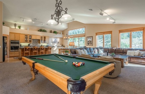 Mammoth Lakes House | Book for Fall! Spacious Mountain Townhome with Pool Table, Foosball, and Amazing Mountain Views!