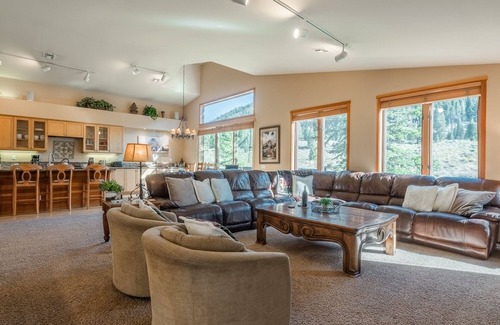 Mammoth Lakes House | Book for Fall! Spacious Mountain Townhome with Pool Table, Foosball, and Amazing Mountain Views!