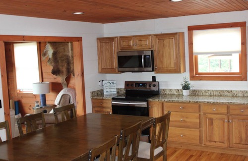 Boone Cabin | BOONE, NC -Large Cozy Cabin with Beautiful Views! *5 min drive to downtown